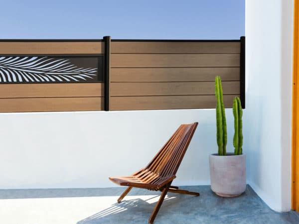 clôture composite marron sierra Océwood. lame décorative aluminium palme. poteaux brun