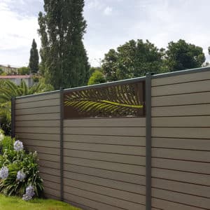 clôture composite marron foncé arabica Océwood. lame décorative aluminium palme. poteaux brun.