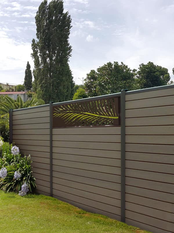 clôture composite marron foncé arabica Océwood. lame décorative aluminium palme. poteaux brun.