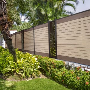 clôture composite marron clair et foncé, moka et arabica Océwood. mix de lames. lame décorative verticale aluminium palme. poteaux brun.