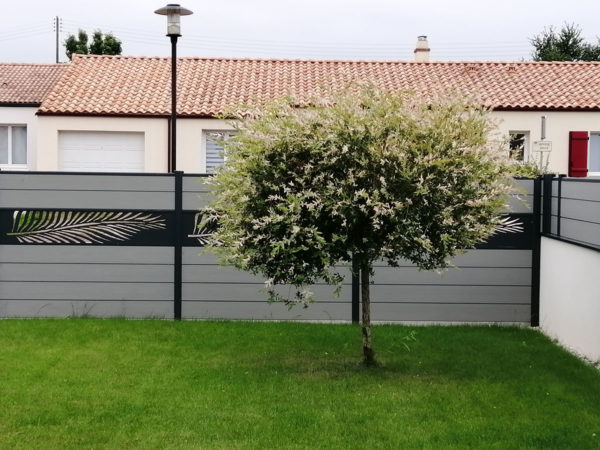 clôture composite gris clair basalte Océwood. lame décorative aluminium palme. poteaux gris foncé 7016.