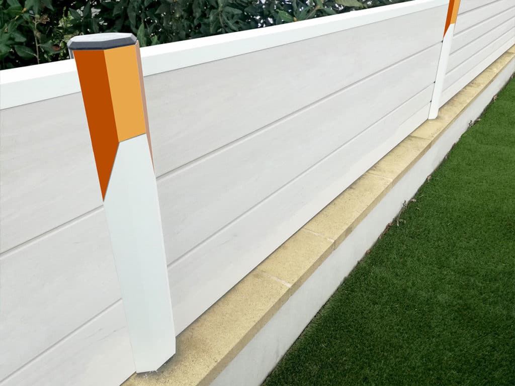 Petite clôture sur muret en lames composites Infinite « Flocon », poteaux Blanc 9016 et décorations de poteaux « Topik » par Océwood®.