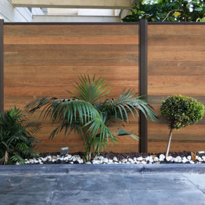 clôture composite effet bois exotique ipé Océwood. poteaux brun.
