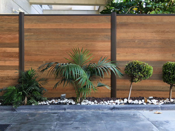 clôture composite effet bois exotique ipé Océwood. poteaux brun.