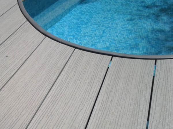 cornière souple PVC grise pour terrasse composite océwood.