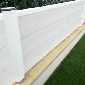 clôture composite blanc flocon. lames infinite. poteaux blancs.