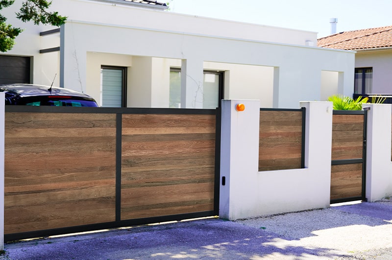 portail coulissant, portillon et clôture composite effet bois exotique. ipé. cadre aluminium gris foncé.