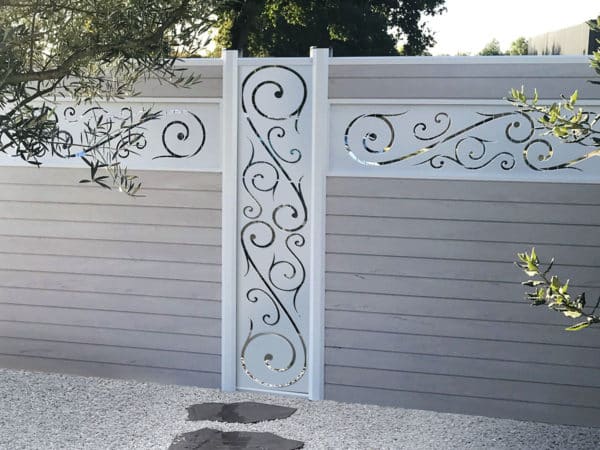 clôture composite blanc flocon. lame décorative aluminium Harmonia. poteaux blancs.