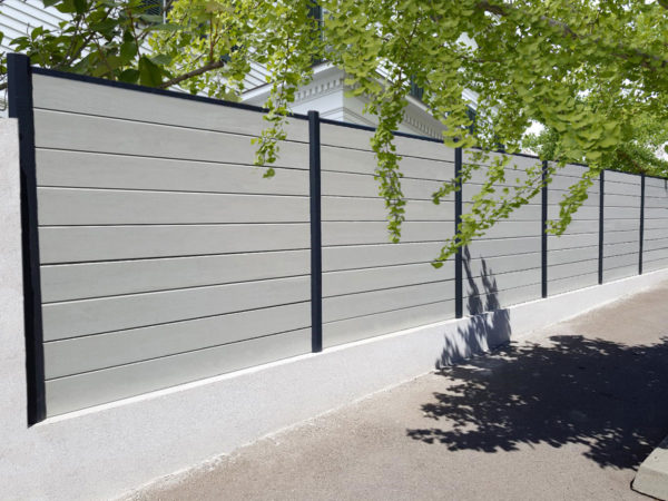 clôture composite gris clair écume. lames infinite. poteaux gris foncé.