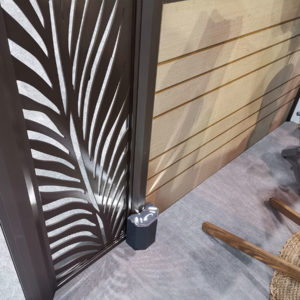 Luminaires sur clôture marron clair moka Océwood. lame décorative verticale palme. poteaux gris foncé 7016.
