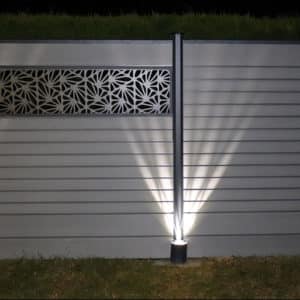 luminaires sur clôture composite gris foncé anthracite. lame décorative motifs géométriques Grafisk. poteaux gris foncé 7016.