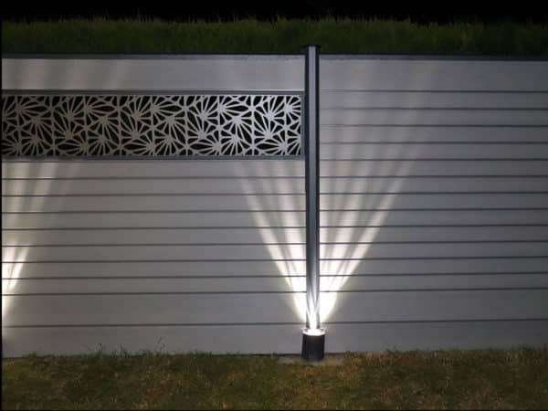 luminaires sur clôture composite gris foncé anthracite. lame décorative motifs géométriques Grafisk. poteaux gris foncé 7016.