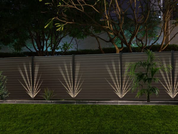 luminaires sur clôture composite marron taupe. poteaux marron taupe