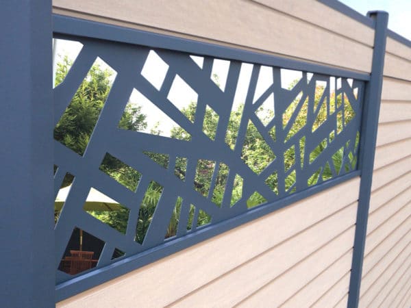clôture composite marron clair moka. lame décorative aluminium géométrique. poteaux gris foncé.