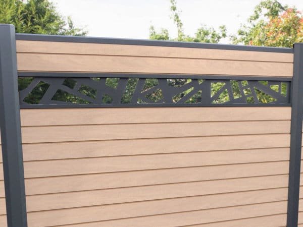clôture composite marron foncé arabica. lame décorative aluminium géométrique. poteaux gris foncé.