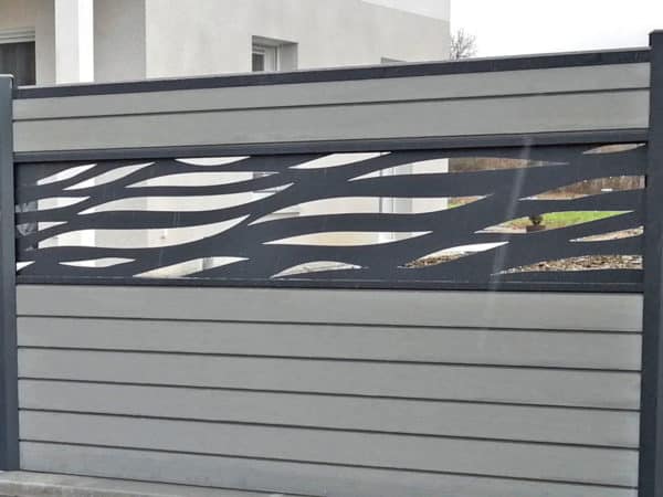 clôture composite gris clair basalte. lame décorative aluminium odyssée. poteaux gris foncé.