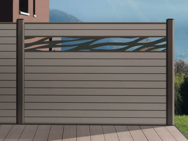 clôture composite marron taupe. lame décorative aluminium odyssée. poteaux taupe.
