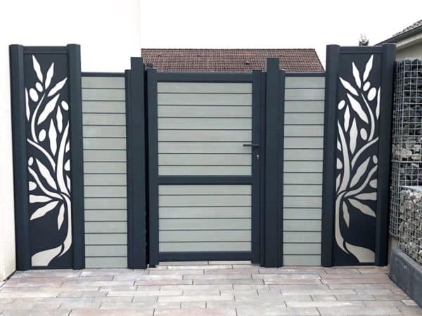 portillon et clôture composite gris clair basalte. lame décorative verticale olivier. poteaux gris foncé.