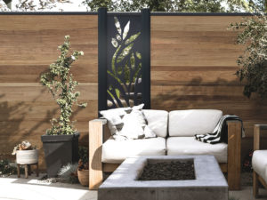 clôture composite effet bois exotique. teck. lame décorative aluminium olivier. poteaux gris foncé.