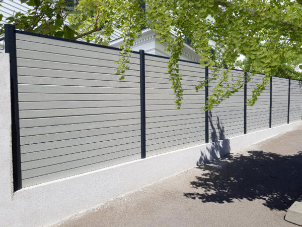 clôture composite gris clair écume. lames original. poteaux gris foncé.