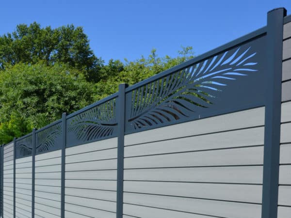 clôture composite gris clair basalte. lame décorative aluminium palme. poteaux gris foncé.