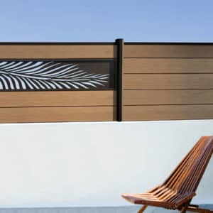 clôture composite marron sierra. lame décorative aluminium palme. poteaux brun.