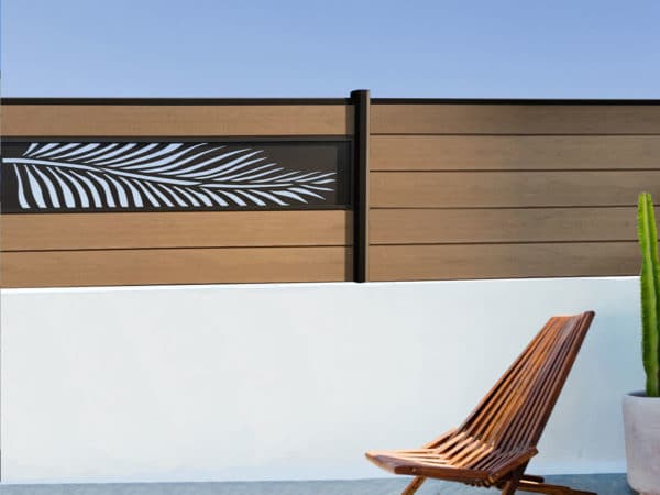 clôture composite marron sierra. lame décorative aluminium palme. poteaux brun.