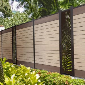 clôture composite marron clair et foncé, moka et arabica. mix de lames. lame décorative verticale aluminium palme. poteaux brun.