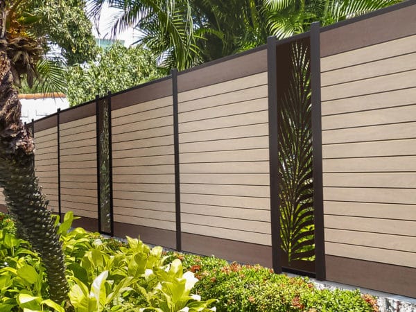 clôture composite marron clair et foncé, moka et arabica. mix de lames. lame décorative verticale aluminium palme. poteaux brun.