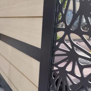 portail composite battant marron clair moka Océwood. lame décorative aluminium motifs géométrique Grafisk. cadre gris foncé 7016.