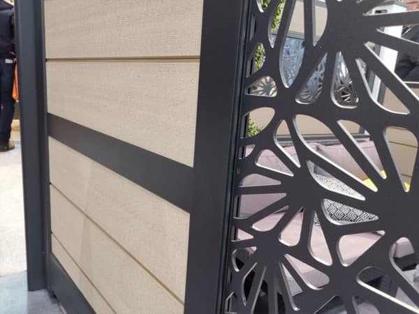 portail composite battant marron clair moka Océwood. lame décorative aluminium motifs géométrique Grafisk. cadre gris foncé 7016.