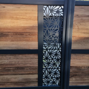portail composite battant effet bois exotique teck Océwood. lame décorative aluminium motifs géométriques Grafisk. cadre gris foncé 7016.