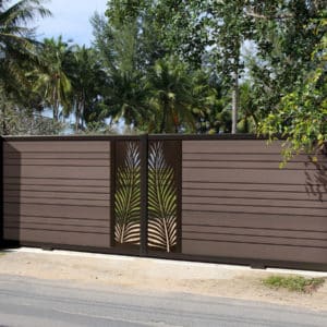 portail composite coulissant marron foncé arabica Océwood. lame décorative aluminium palme. cadre brun.