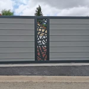 portail composite coulissant gris basalte Océwood. lame décorative aluminium géométrique New York. cadre gris foncé 7016
