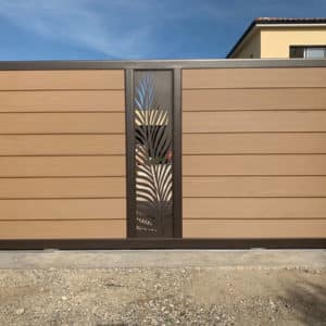 Portail Coulissant marron Sierra Océwood. lame décorative aluminium palme. cadre brun.