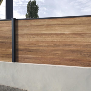 clôture composite effet bois exotique teck Océwood. poteaux gris foncé 7016.
