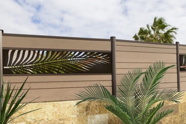 clôture composite océwood marron clair moka. lame décorative aluminium palme. poteaux taupe 7006.