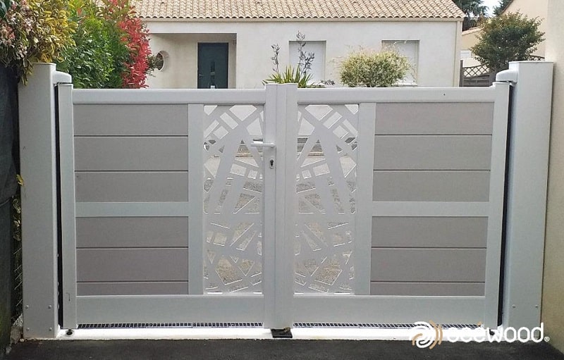 portail de jardin mêlant style contemporain et élégant en blanc. 