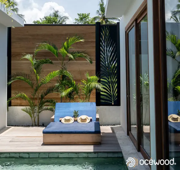 Panneau séparatif en composite effet bois teck pour protéger plage de piscine. Lame décorative palmier
