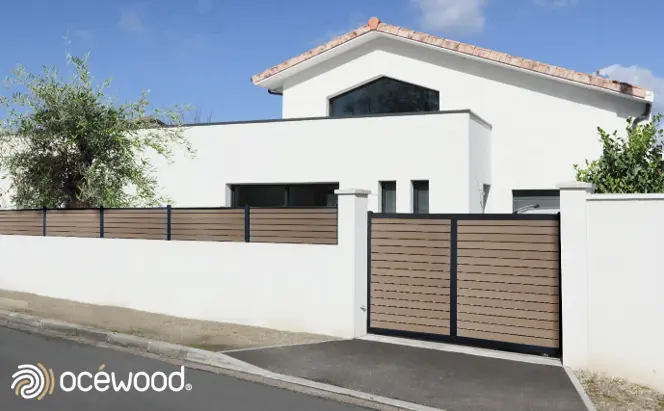 portail et cloture en composite ocewood brun marron foncé style naturel pour maison contemporaine