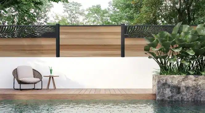 Palissade sur muret en composite imitation bois red cedar et lames décoratives motif palme pour jardin style tropical