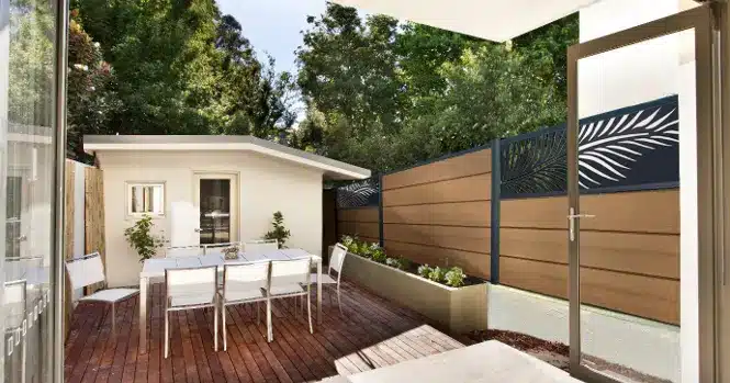 Brise vue terrasse en composite couleur bois et aluminium gris 7016