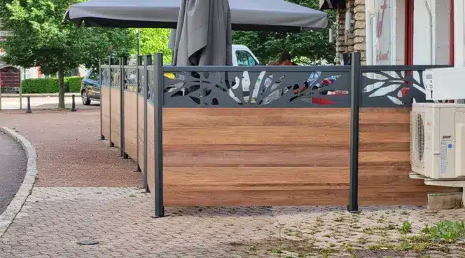 Brise-vue pour terrasse de restaurant effet bois en composite