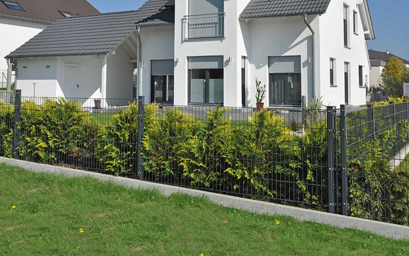 Jardin : quelle est la clôture la moins chère et la plus résistante ?